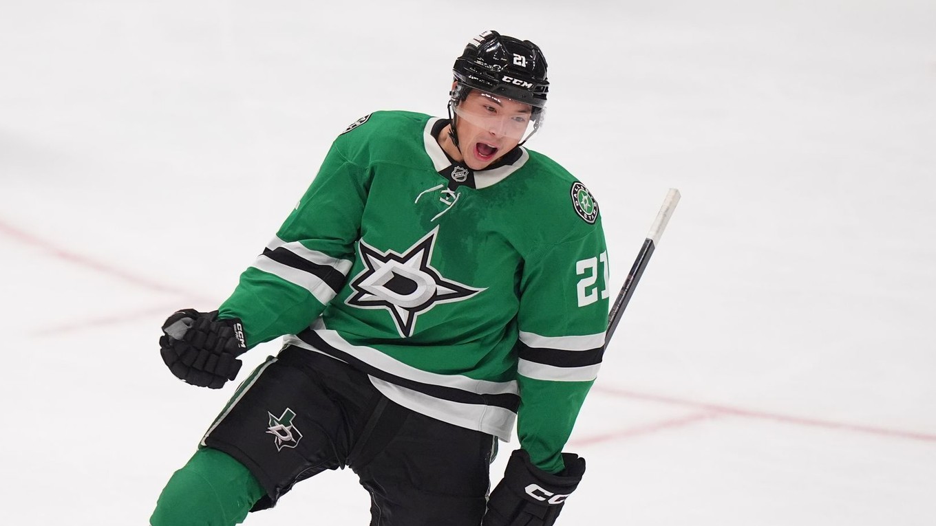 Jason Robertson oslavuje gól.