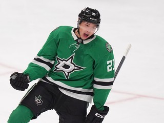 Jason Robertson oslavuje gól.