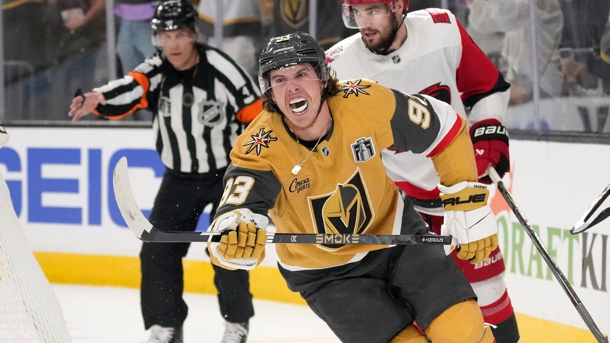 Mitch Marner oslavuje gól proti Caroline.