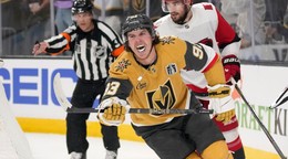 Mitch Marner oslavuje gól proti Caroline.