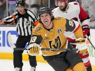 Mitch Marner oslavuje gól proti Caroline.