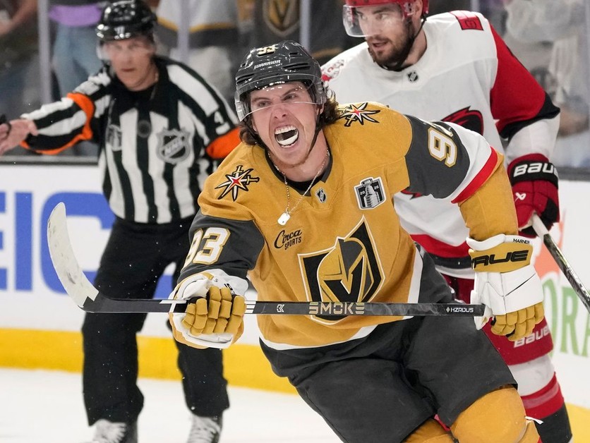 Mitch Marner oslavuje gól proti Caroline.