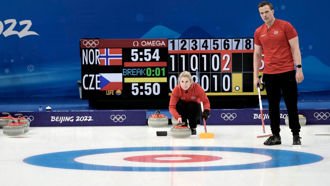 Momentka zo zápasu Nórsko - Česko v curlingu, prvý zápas na ZOH 2022 v Pekingu.