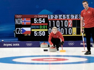 Momentka zo zápasu Nórsko - Česko v curlingu, prvý zápas na ZOH 2022 v Pekingu.