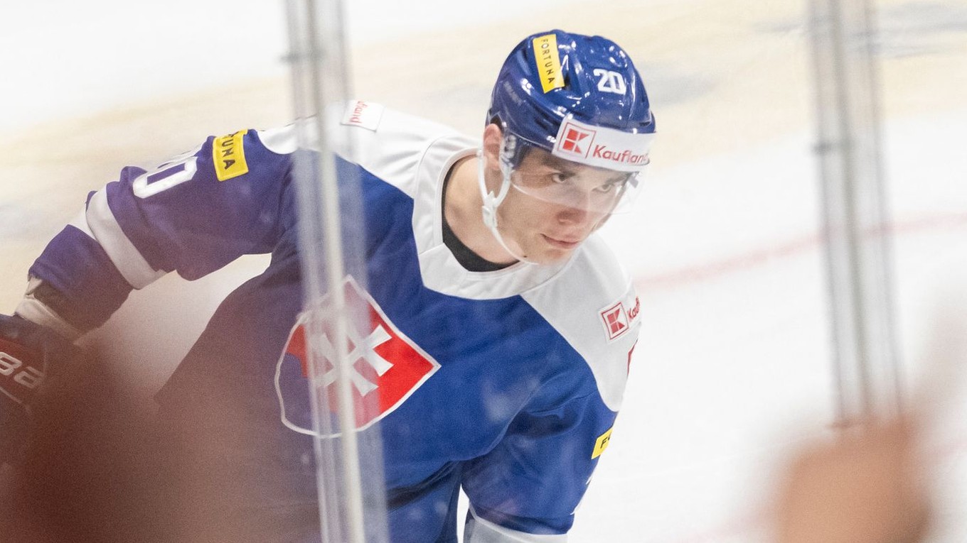 Na snímke slovenský hokejista Juraj Slafkovský sa teší po strelení gólu na 1:2 počas prípravného zápasu Slovensko - USA.