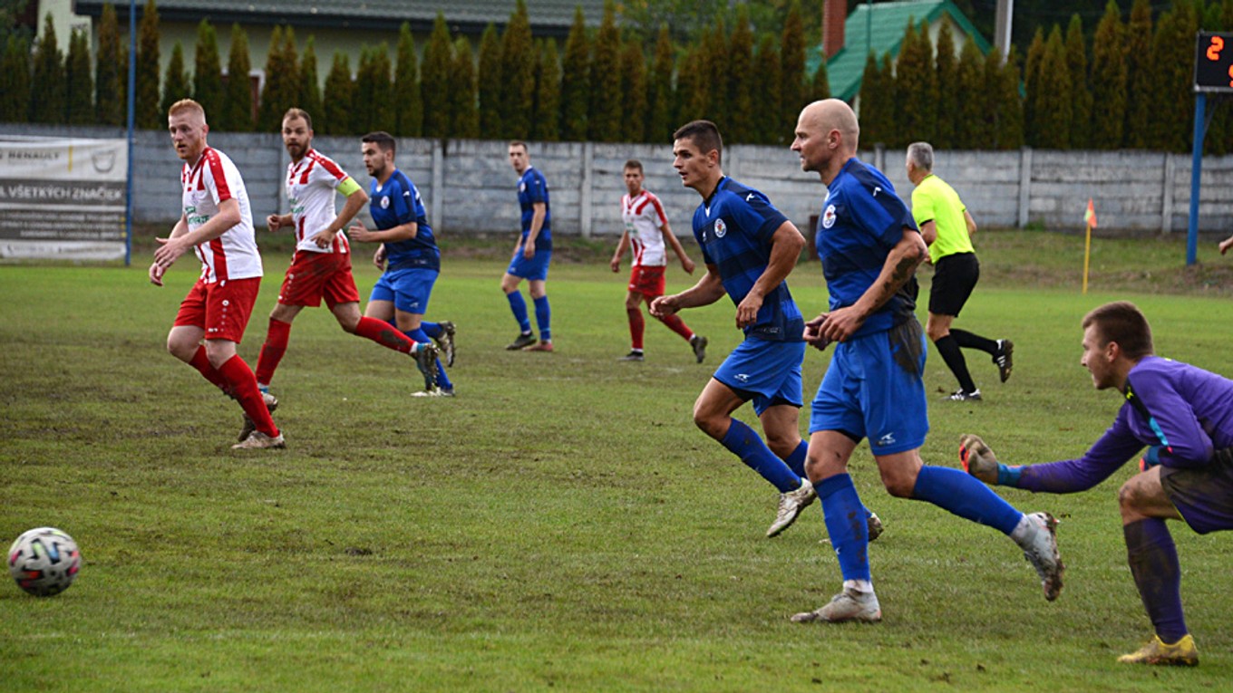 Zápasy Medzilaboriec (v modrom) so Spišským Podhradím majú dlhoročnú tradíciu.