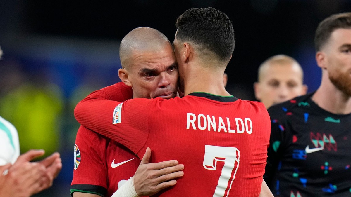 Cristiano Ronaldo objíma Pepeho.