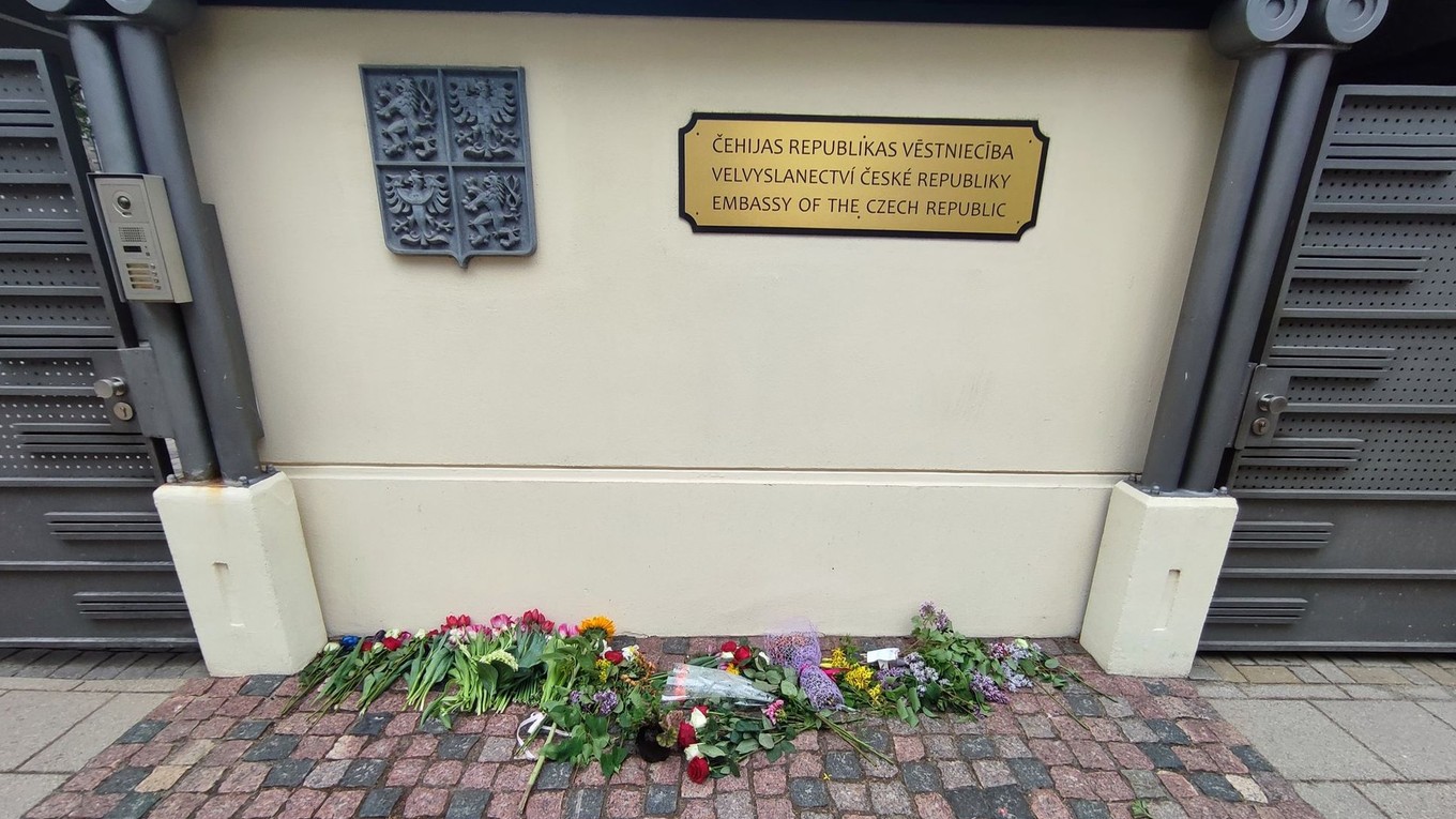 Lotyšskí fanúšikovia doniesli kvety pred české veľvyslanectvo v Rige.