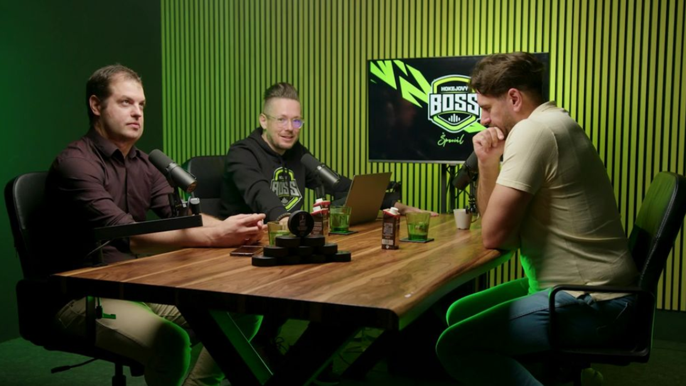 Ondrej Rusnák, Stano Benčat a Boris Valábik debatujú v podcaste Hokejový BOSS.