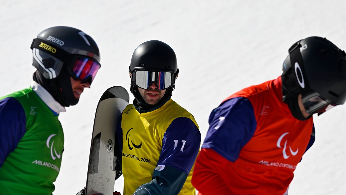 Slovenský reprezentant Adam Krupa (uprostred) v parasnoubordingu.