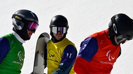 Slovenský reprezentant Adam Krupa (uprostred) v parasnoubordingu.