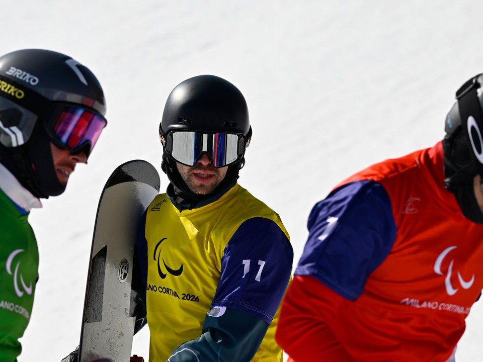 Slovenský reprezentant Adam Krupa (uprostred) v parasnoubordingu.