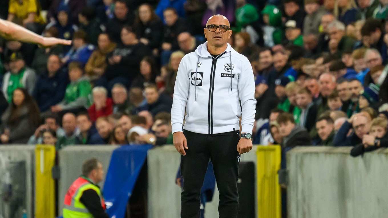 Tréner slovenskej futbalovej reprezentácie Francesco Calzona reaguje počas zápasu A-skupiny európskej kvalifikácie MS2026 vo futbale mužov Severné Írsko - Slovensko.