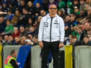 Tréner slovenskej futbalovej reprezentácie Francesco Calzona reaguje počas zápasu A-skupiny európskej kvalifikácie MS2026 vo futbale mužov Severné Írsko - Slovensko.