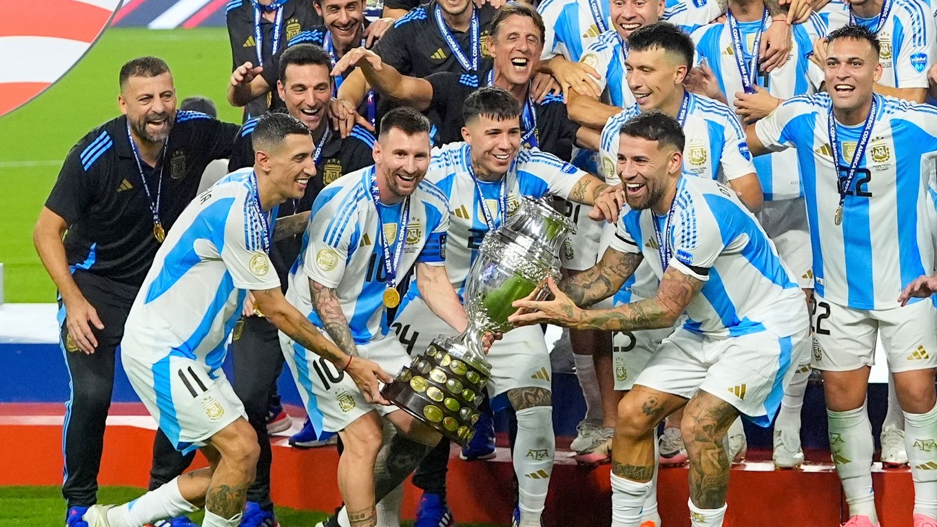Na snímke hráči Argentíny, zľava Angel Di Maria a Lionel Messi oslavujú s trofejou po zisku rekordného šestnásteho titulu Copa America vo futbale po zápase finále Argentína - Kolumbia: