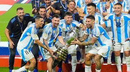 Na snímke hráči Argentíny, zľava Angel Di Maria a Lionel Messi oslavujú s trofejou po zisku rekordného šestnásteho titulu Copa America vo futbale po zápase finále Argentína - Kolumbia: