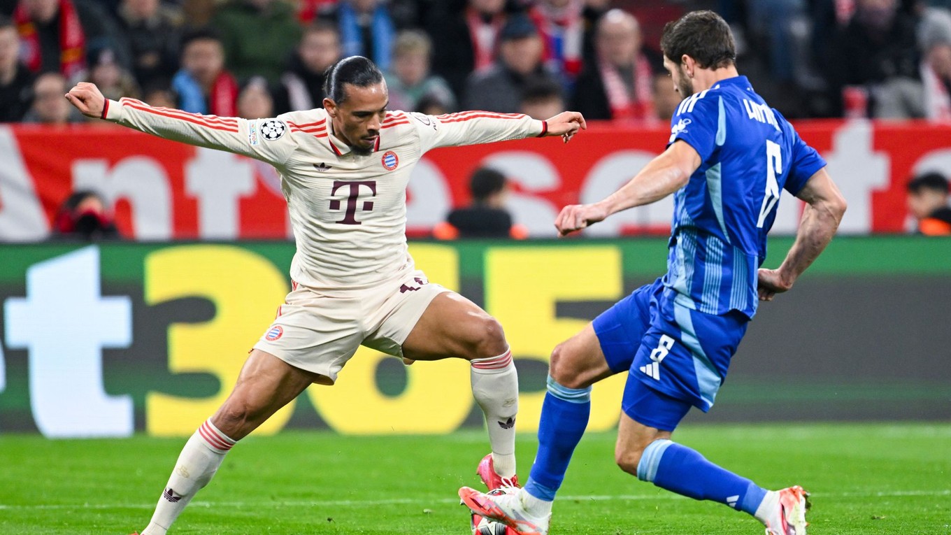 Leroy Sané v súboji s Kevinom Wimmerom počas zápasu Bayern Mníchov - Slovan Bratislava.