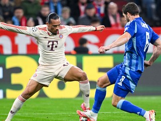 Leroy Sané v súboji s Kevinom Wimmerom počas zápasu Bayern Mníchov - Slovan Bratislava.