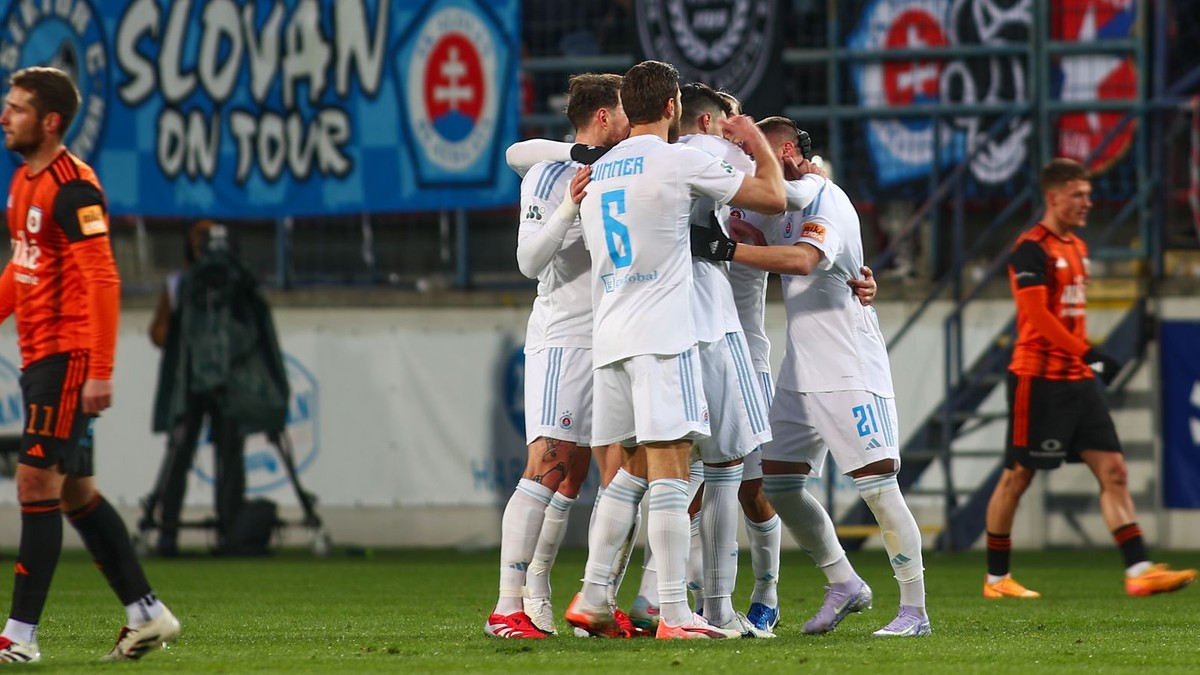 Hráči Slovana sa tešia z gólu počas zápasu 19. kola futbalovej Niké ligy medzi MFK Ružomberok a ŠK Slovan Bratislava.