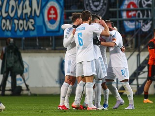 Hráči Slovana sa tešia z gólu počas zápasu 19. kola futbalovej Niké ligy medzi MFK Ružomberok a ŠK Slovan Bratislava.