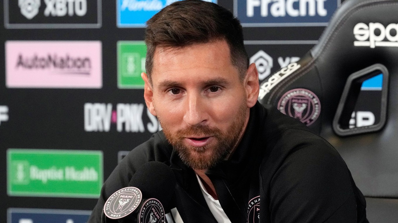 Lionel Messi odpovedá na otázky novinárov počas štvrtkovej tlačovej konferencie.