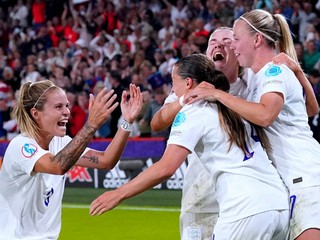 Anglické futbalistky sa tešia po strelenom góle na ME vo futbale žien 2022.
