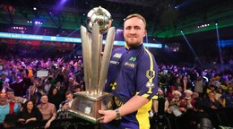 Angličan Luke Littler s trofejou Sida Waddella pre víťaza MS v šípkach. 