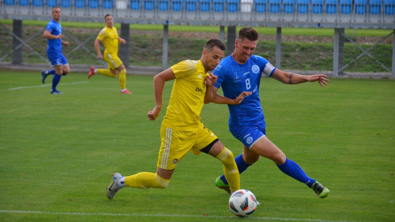 Futbalisti Spišskej Novej Vsi (v modrom) budú čeliť atraktívnemu súperovi z Fortuna ligy.