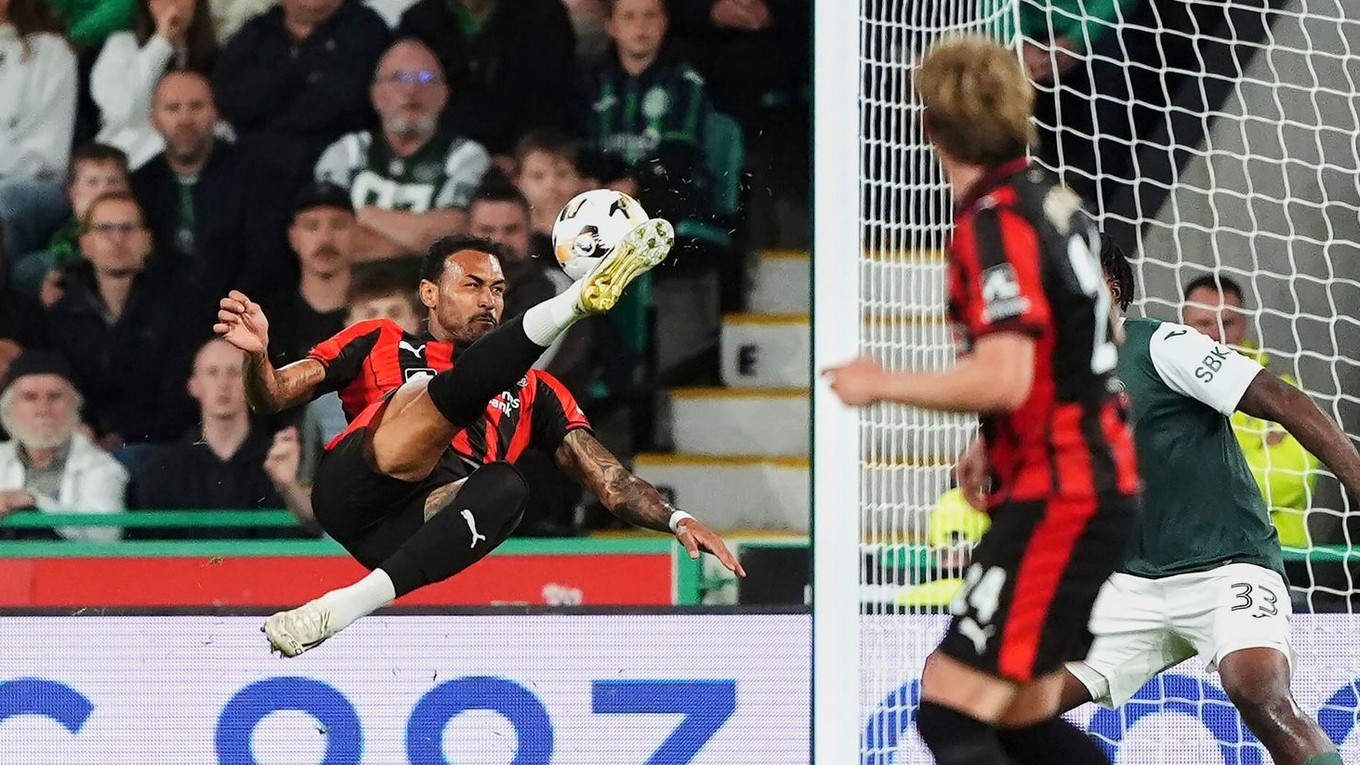 Futbalista Junior Brumado v drese FC Midtjylland. 