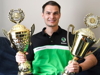 Martin Koči s trofejami za tituly majstra Slovenska v rally.
