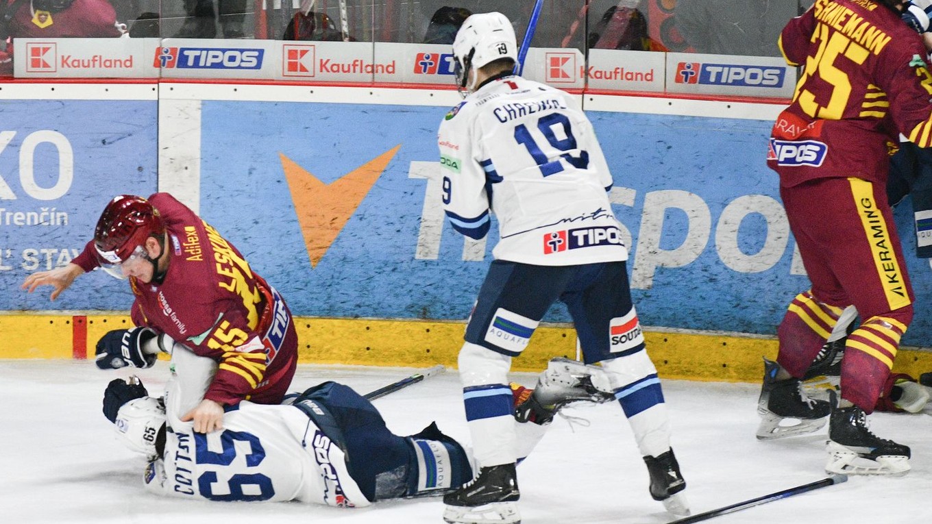 Potýčka medzi hráčmi v zápase 34. kola Tipos extraligy HK Dukla Trenčín - HK Nitra.