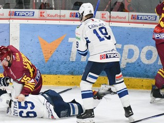 Potýčka medzi hráčmi v zápase 34. kola Tipos extraligy HK Dukla Trenčín - HK Nitra.