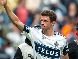 Thomasa Müllera vítajú fanúšikovia Vancouveru Whitecaps.