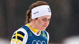 Sklamaná švédska bežkyňa na lyžiach Ebba Anderssonová po štafete na ZOH 2026.