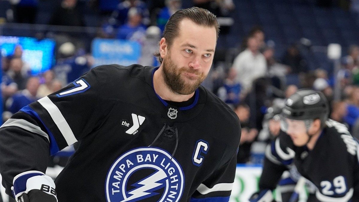 Obranca Tampy Bay Lightning Victor Hedman (77).