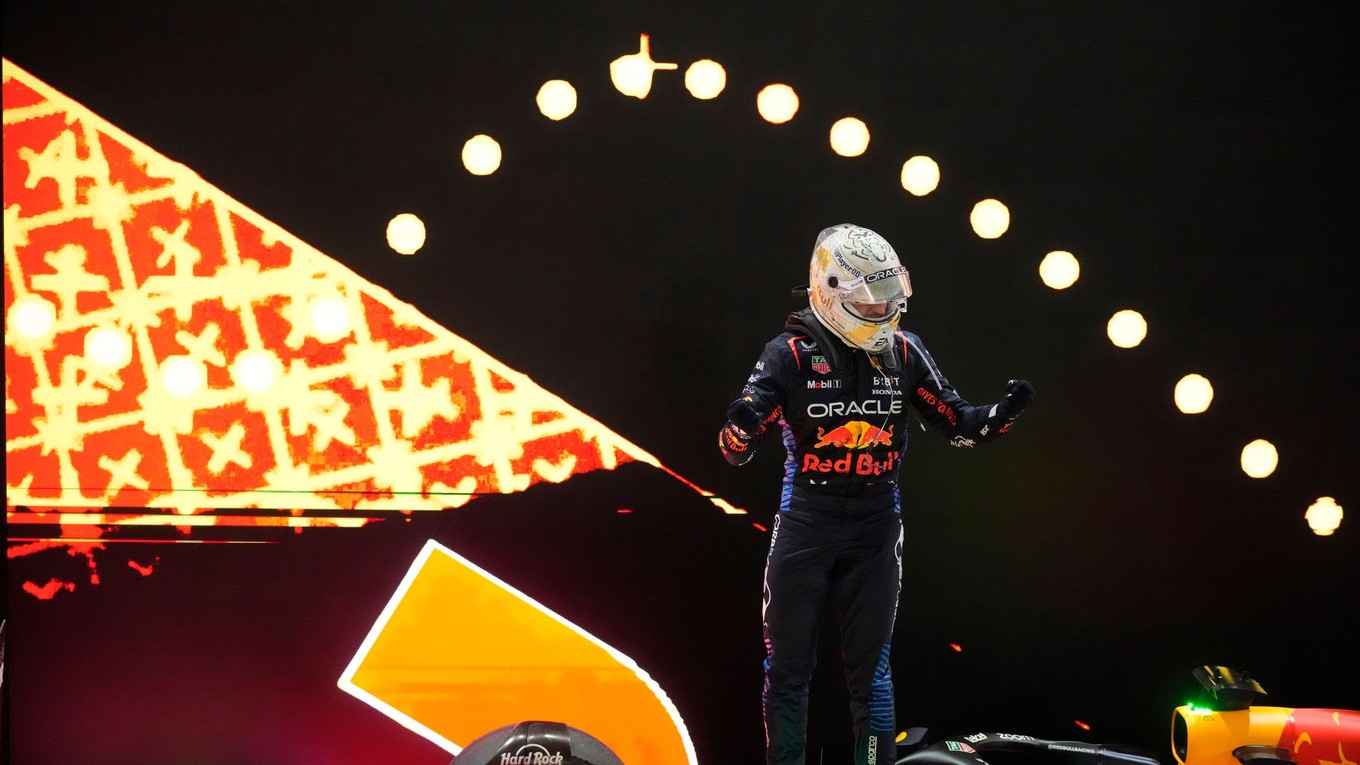 Jazdec tímu Red Bull Max Verstappen z Holandska oslavuje po víťazstve na Veľkej cene Kataru Formuly v roku 2024.
