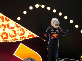 Jazdec tímu Red Bull Max Verstappen z Holandska oslavuje po víťazstve na Veľkej cene Kataru Formuly v roku 2024.