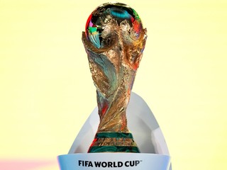 Na snímke majstrovská trofej počas žrebu play off kvalifikácie MS2026 vo futbale.