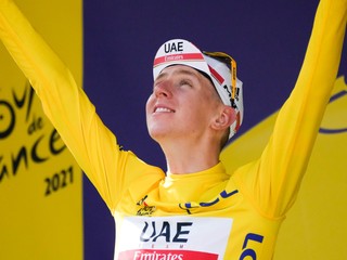 Tadej Pogačar v žltom drese pre lídra Tour de France 2021.
