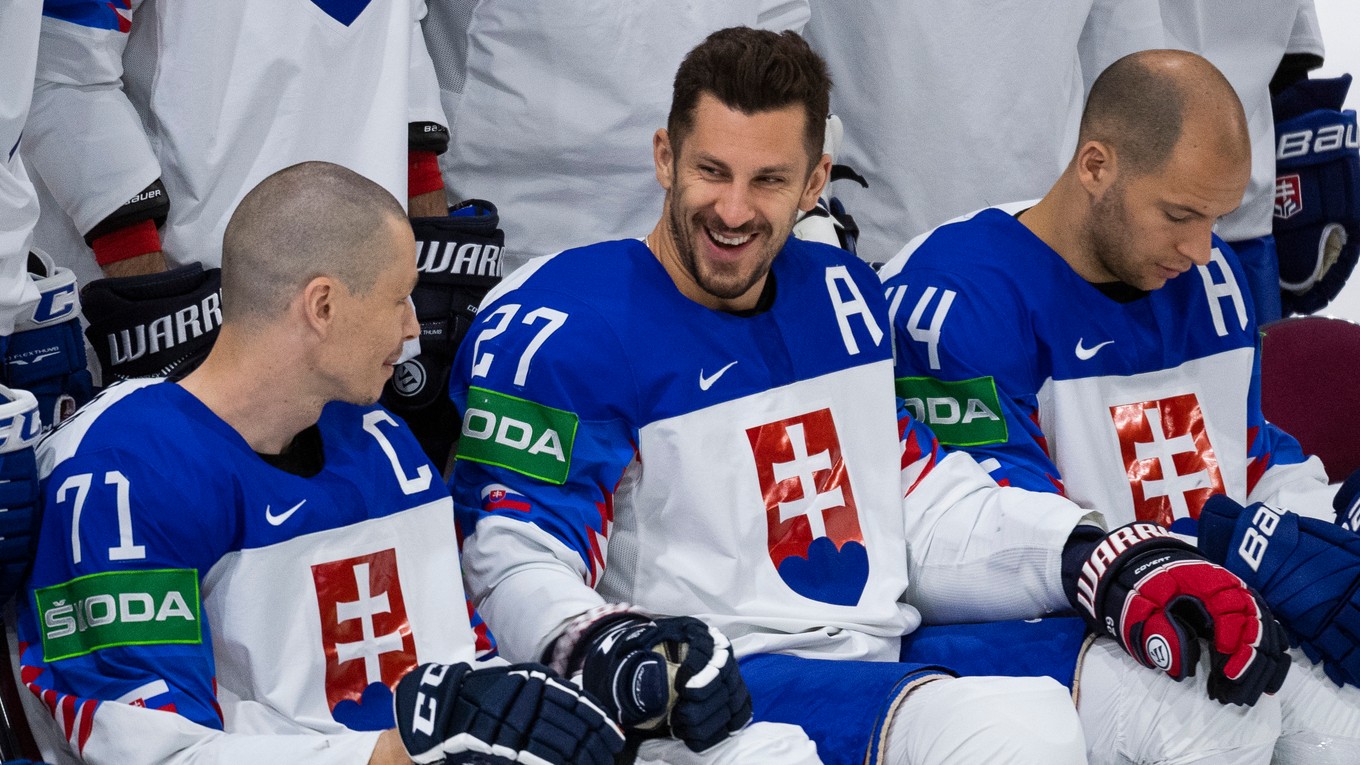 Zľava Marek Ďaloga, Marek Hrivík a Mislav Rosandič počas tímového fotenia na MS v hokeji 2021.