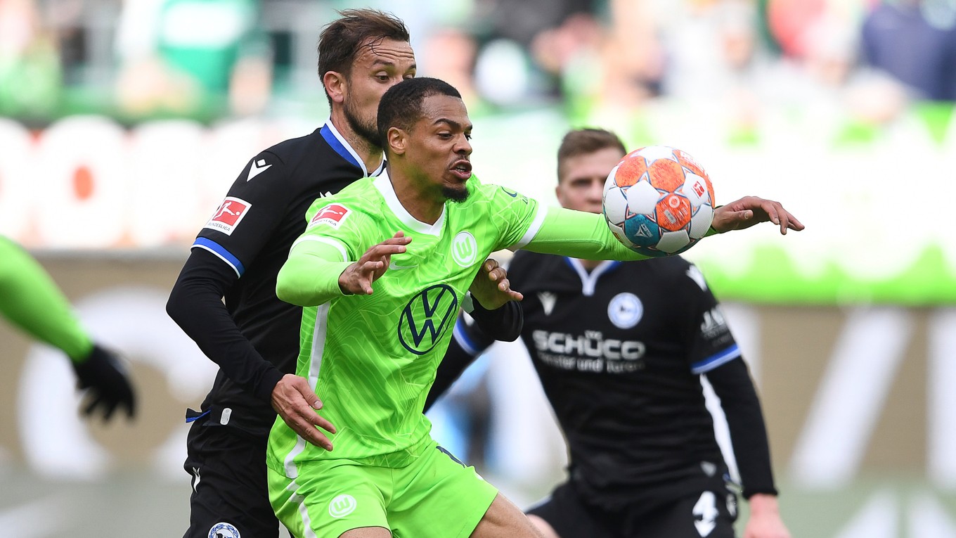 V dueli Wolfsburgu s Bielefeldom došlo k nepríjemnému zraneniu.