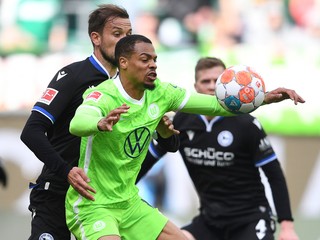 V dueli Wolfsburgu s Bielefeldom došlo k nepríjemnému zraneniu.