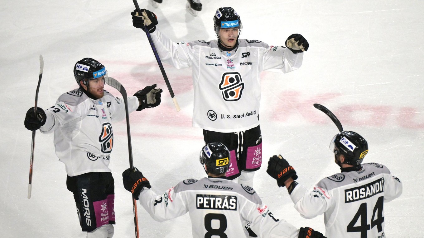 Gólová radosť hráčov Košíc počas zápasu hokejovej Tipsport ligy.