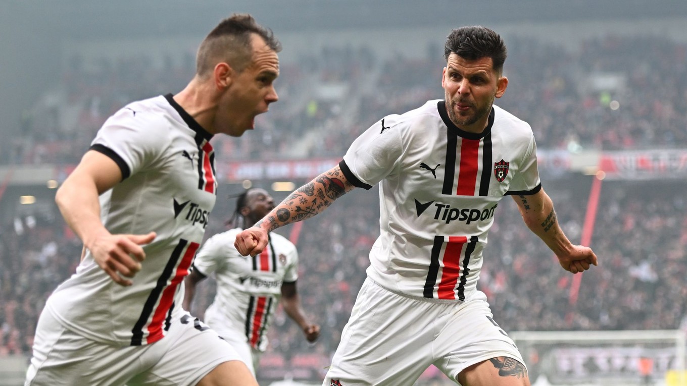 Sprava Michal Ďuriš a kapitán Martin Mikovič sa tešia z gólu počas odvety semifinále Slovenského pohára FC Spartak Trnava - ŠK Slovan Bratislava.