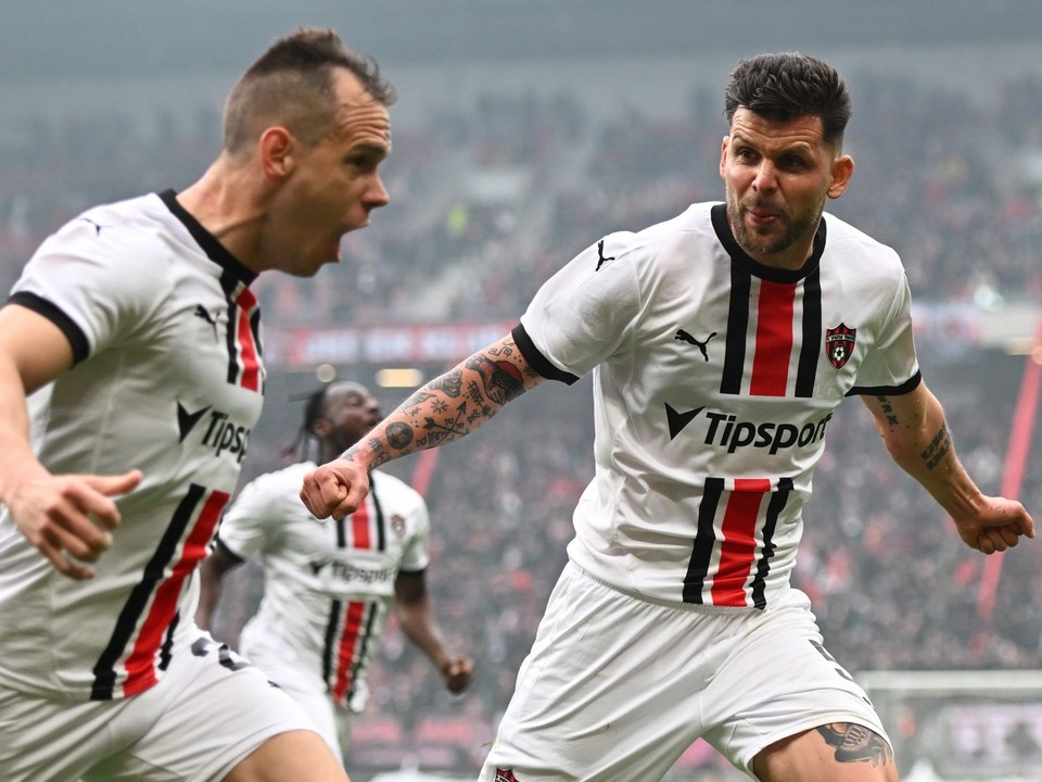 Sprava Michal Ďuriš a kapitán Martin Mikovič sa tešia z gólu počas odvety semifinále Slovenského pohára FC Spartak Trnava - ŠK Slovan Bratislava.
