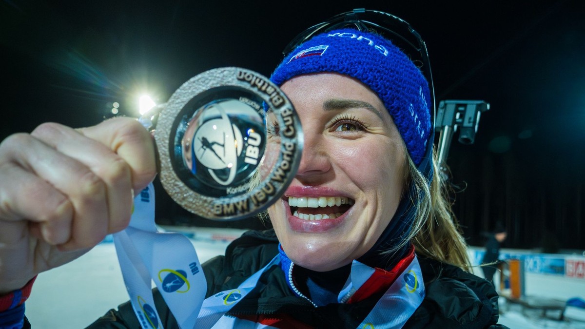 Paulína Bátovská Fialková pózuje s medailou za 3. miesto