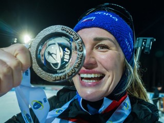 Paulína Bátovská Fialková pózuje s medailou za 3. miesto