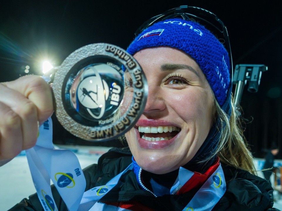 Paulína Bátovská Fialková pózuje s medailou za 3. miesto