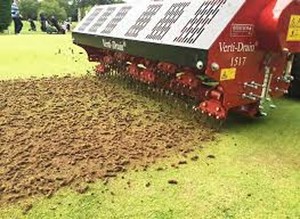 Hĺbkové prevzdušnenie trávnika dutými hrotmi VERTIDRAIN 