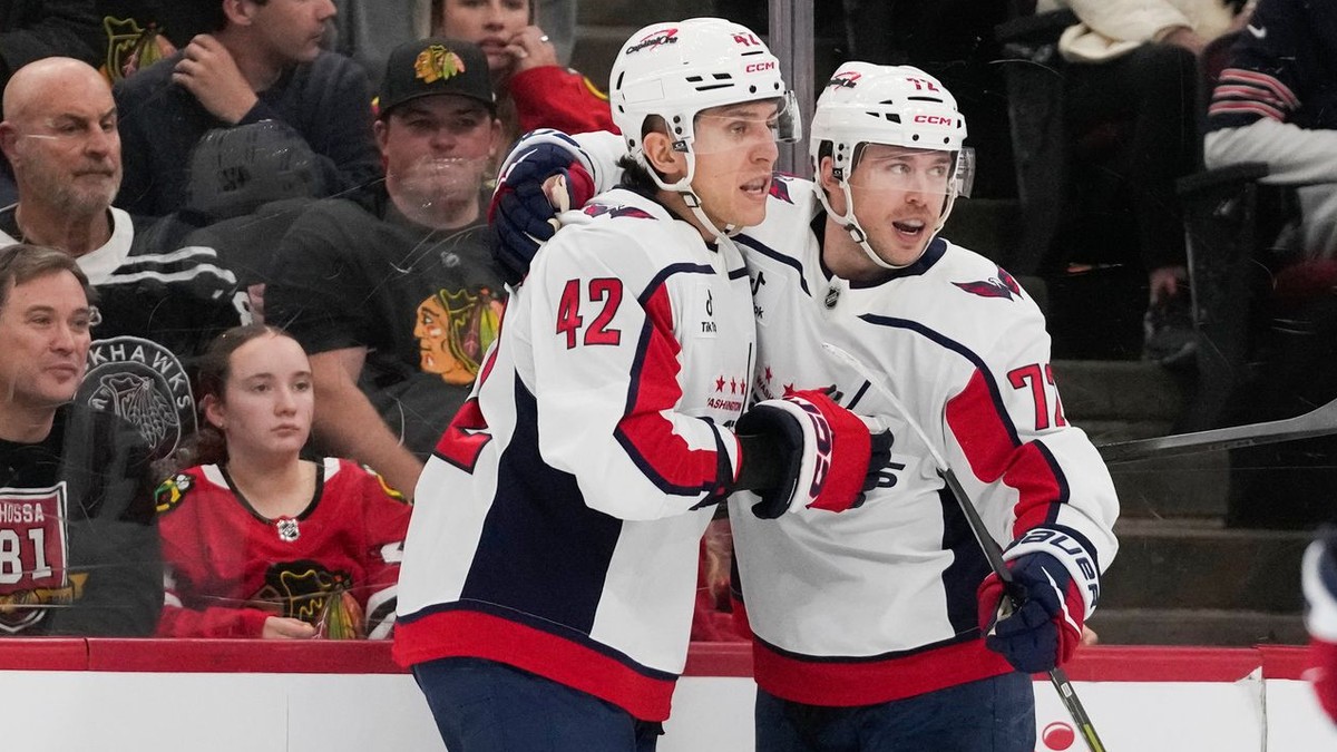 Anthony Beauvillier a Martin Fehérváry oslavujú gól v sieti Chicaga.